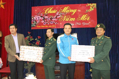 Tỉnh đoàn, Hội LHTN Việt Nam  tỉnh, Hội Doanh nghiệp trẻ tỉnh tặng quà chiến sỹ đồn biên phòng Nậm Chảy